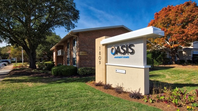 ¡Busca este cartel y pasa a hacer un recorrido por el oasis! - Oasis Apartment Homes