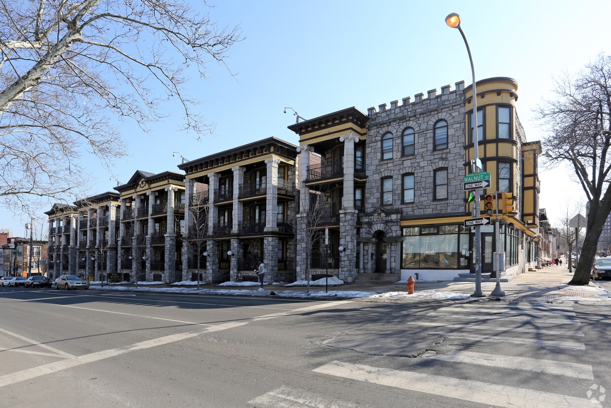 Building Photo - Breslyn House