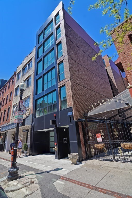 Building Photo - 140 Clarendon St