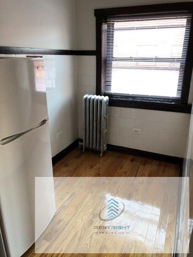 Foto del edificio - 4019 W Irving Park Rd