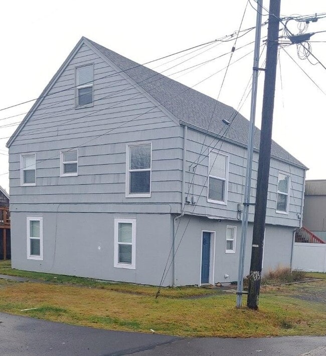 Building Photo - 1700 California Ave S