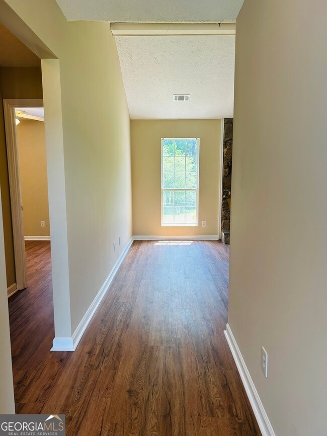 Building Photo - 210 Shamrock Way