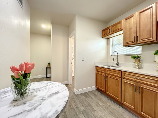 Building Photo - 877 Park Manor Dr