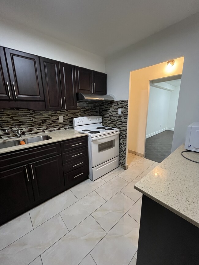 Electric stove and glass tile back splash - 10 Edgecliff Golfway