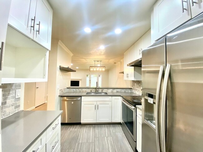 Building Photo - Cozy Single-Family Pleasanton 2Bed/2.5BA Townhouse Minutes Away From Schools, Shopping Centers an...