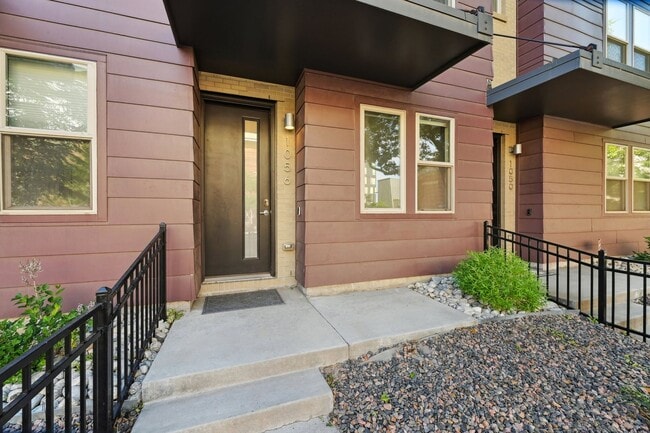 Building Photo - Great Townhome, Perfect Location! License #2023-BFN-0071747