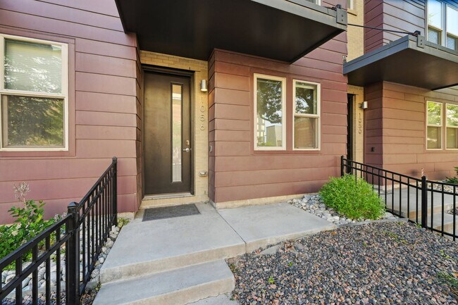 Foto del edificio - Great Townhome, Perfect Location! License #2023-BFN-0071747