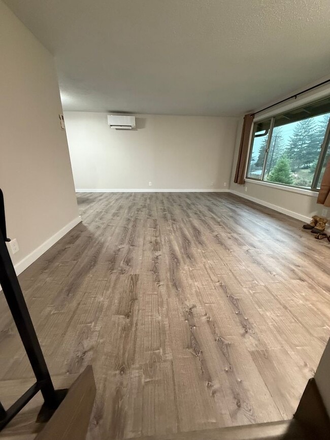 Building Photo - Newly Remodeled Duplex