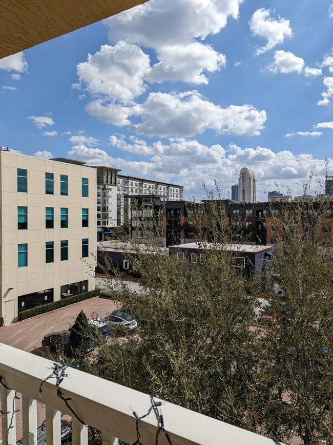 Building Photo - 1/1 with private balcony overlooking Downt...