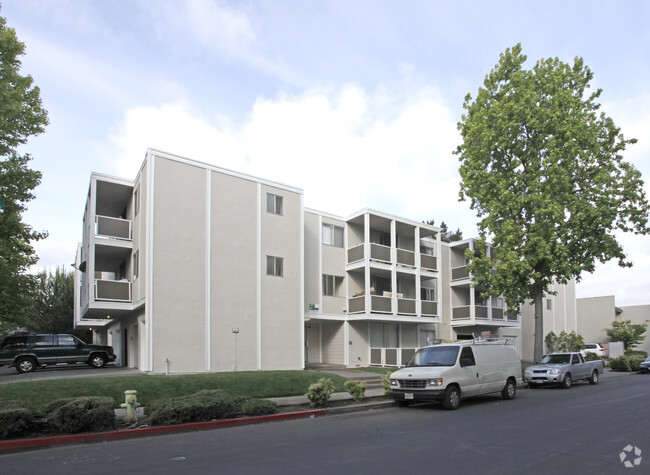 Building Photo - 690 Leahy St