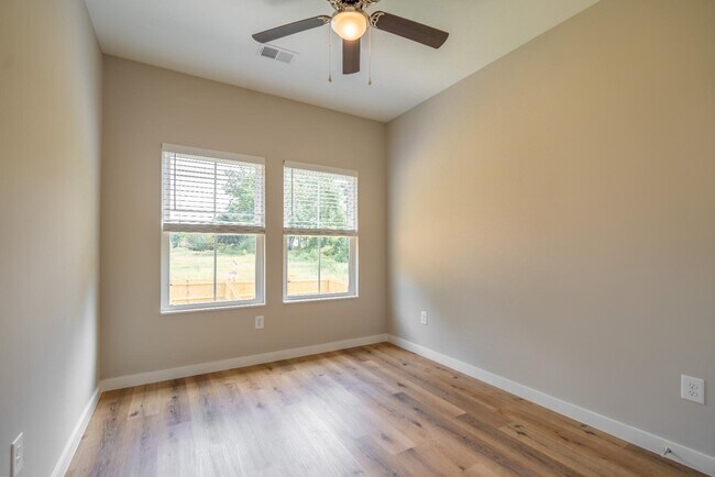 Foto del edificio - 124 Woodland Dr