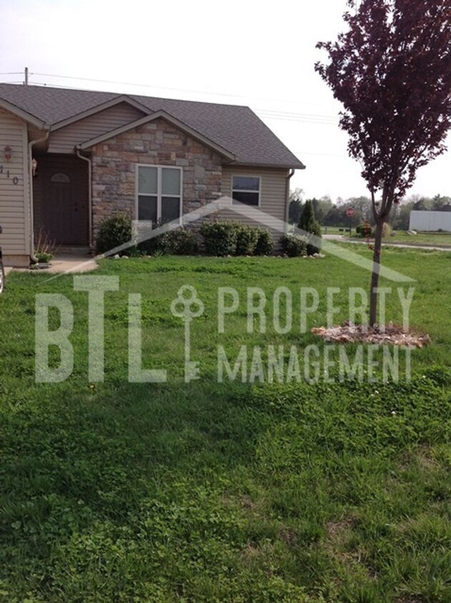 Foto principal - 3 bedroom/2 bath home located in Hollister MO