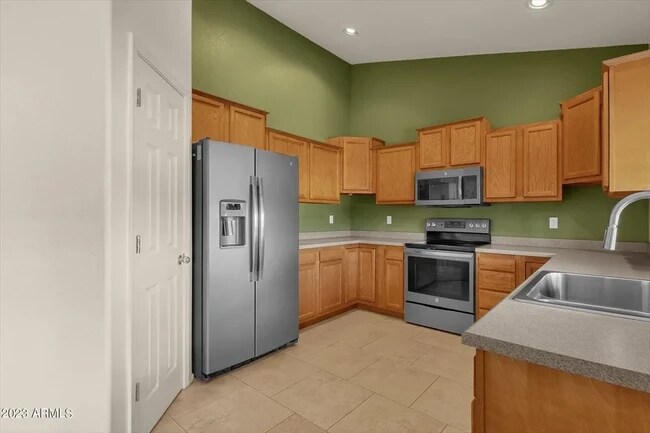 Kitchen - 204 E Hatcher Rd