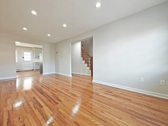 Foto del edificio - Spacious Fully Renovated Corner-Home Available Now!