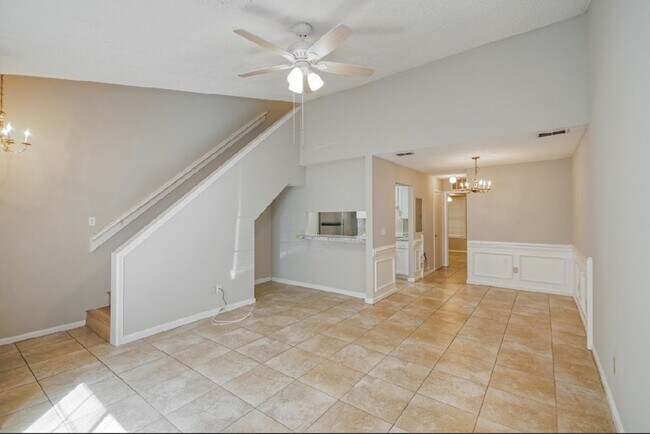 Foto del edificio - Fully renovated 3 BR/ 2 BA townhome off of Capital Park Circle