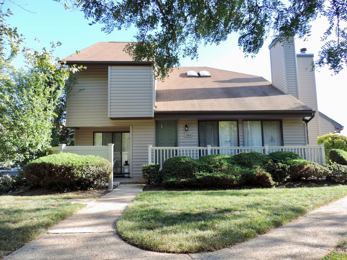 Primary Photo - 104 Cotswold Cir