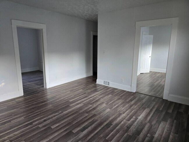 Foto del edificio - Charming 4-Bedroom Property in Prime Location