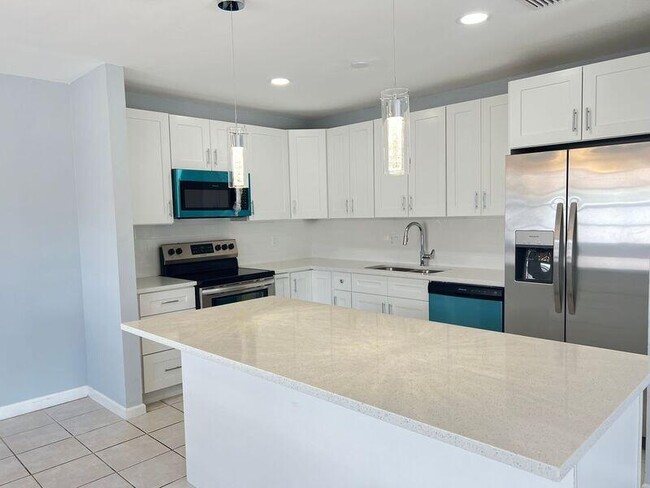 Building Photo - 556 Holly Dr