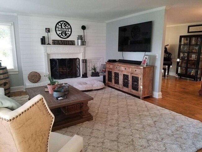 Foto del edificio - 929 Pleasant Valley Rd SE