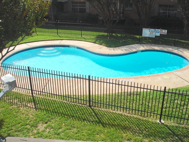 Building Photo - 1230 Shadowdale Dr