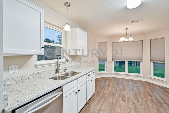 Foto del edificio - Well Maintained and Tastefully Updated 3/2...