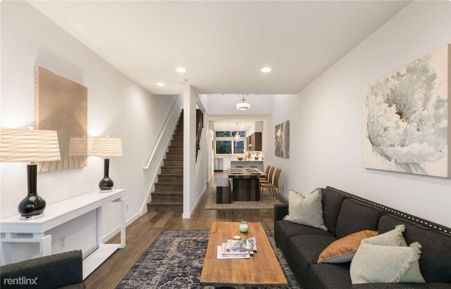 Building Photo - 4 br, 3.5 bath Townhome - 1310 Yakima Ave S