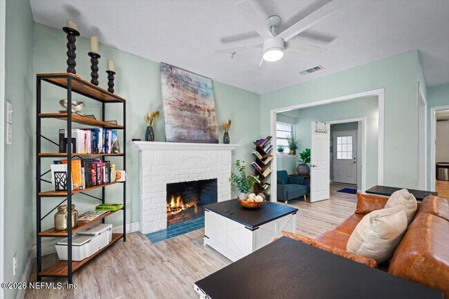 Foto del edificio - 719 S Shores Rd