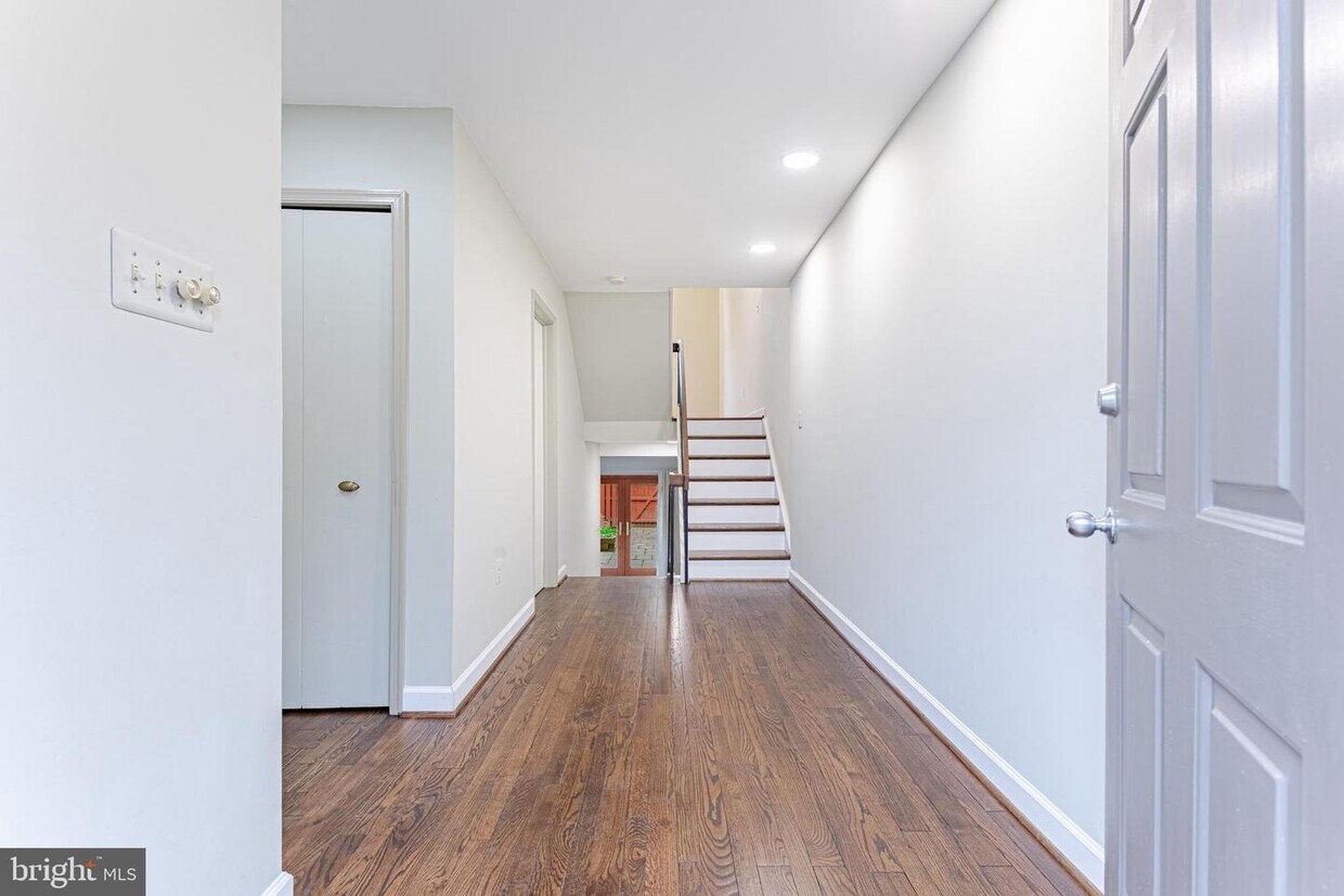 6926 Mclean Park Manor Ct, McLean, VA 22101 Townhome Rentals in McLean VA