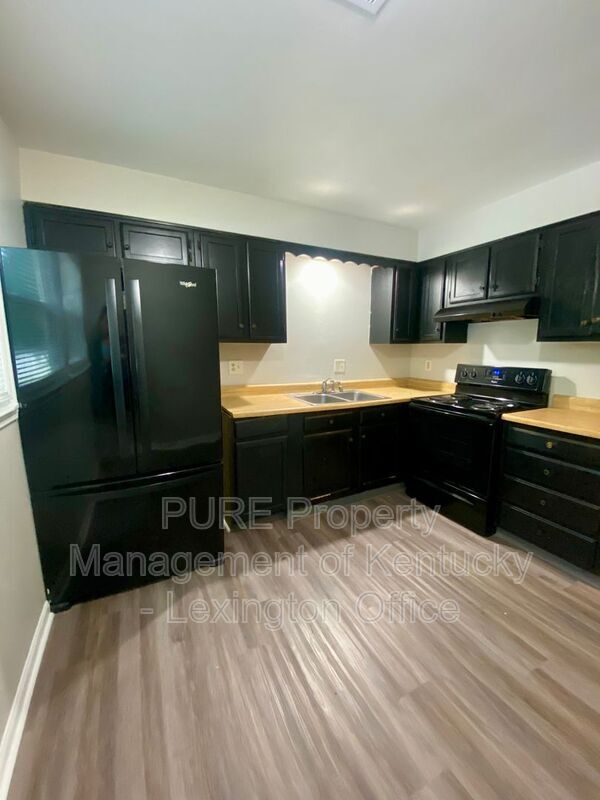 Building Photo - 3736 Camelot Dr