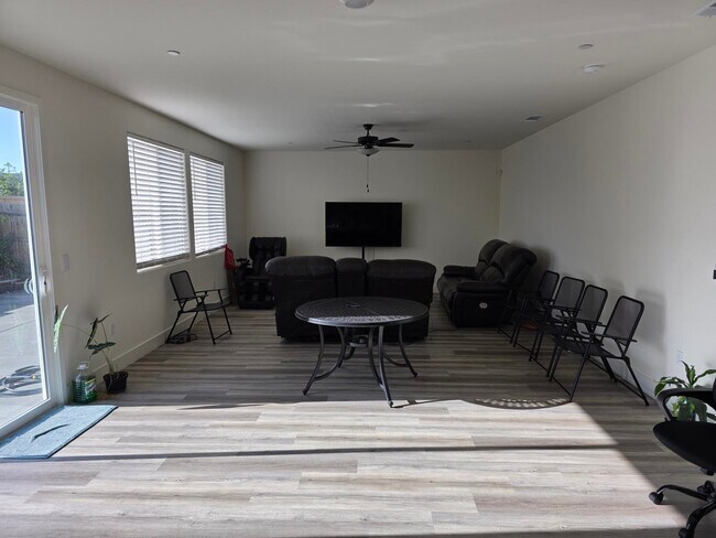 Foto del edificio - 2437 N Julieann St