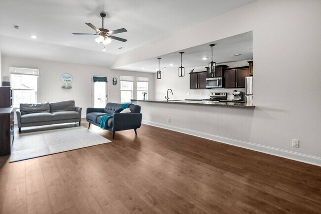 Building Photo - Pet Friendly Three Bedroom!