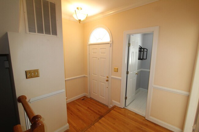 Building Photo - Gorgeous Fairfax City Townhouse 3 Bd, 2 fu...