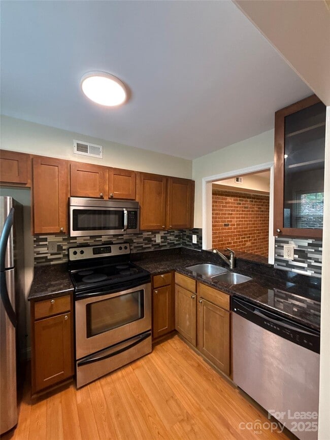 Building Photo - 1207 Green Oaks Ln
