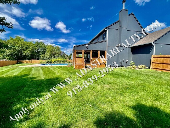 Foto del edificio - Amazing 4 bed 3.5 bath with an in-ground p...