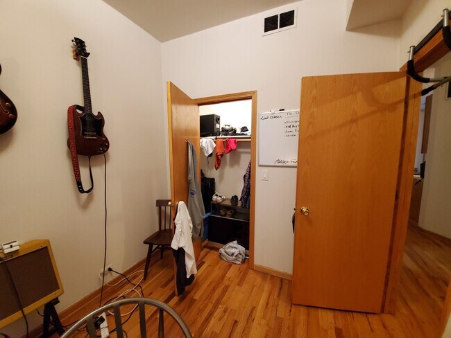 Foto del edificio - 2048 N Western Ave