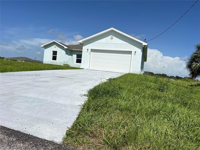 Building Photo - 1060 Capri Cir