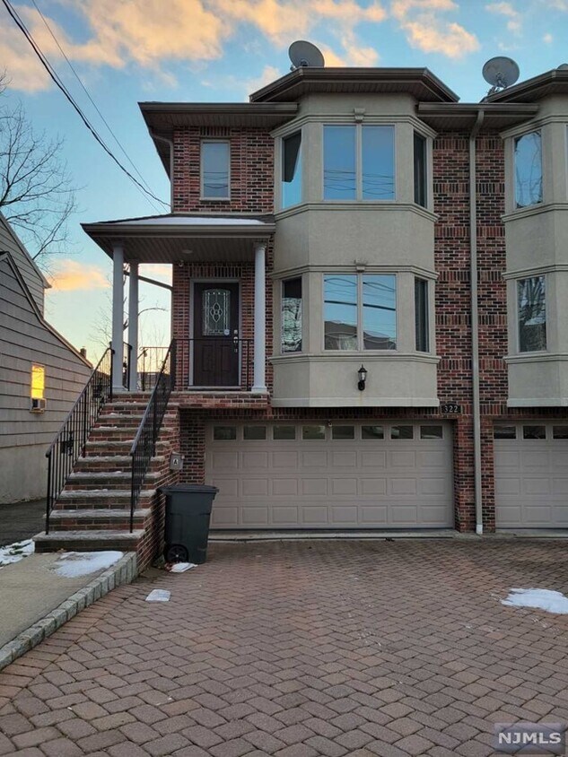 Primary Photo - 322 E Palisades Blvd