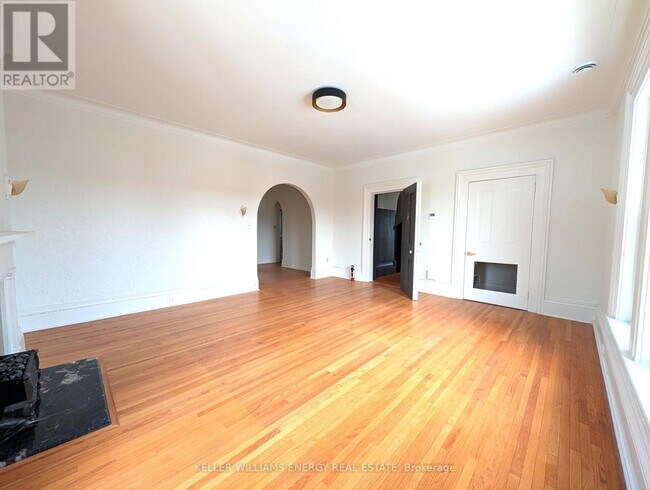 Building Photo - 35 King St