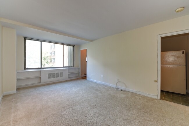 Building Photo - Charming & Spacious Studio at River Place ...