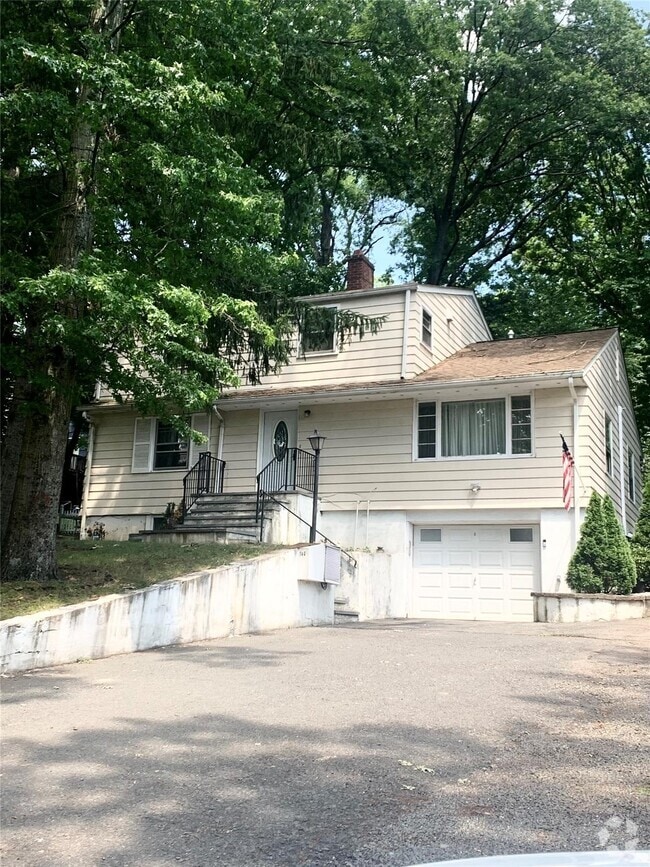 Building Photo - 144 Railroad Ave