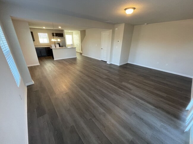 Building Photo - 3 Bd 2.5 Ba end unit townhouse