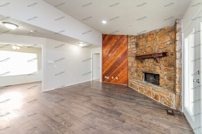 Foto del edificio - 950 Twisted Oak Dr