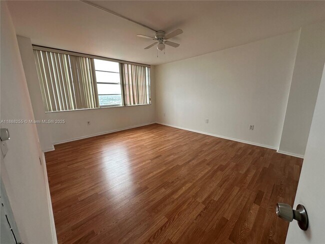 Foto del edificio - 1351 NE Miami Gardens Dr