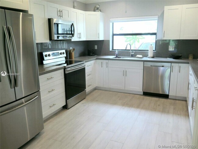Building Photo - 6140 SW 90th Ct