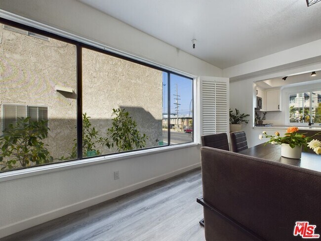 Foto del edificio - 4551 Kester Ave