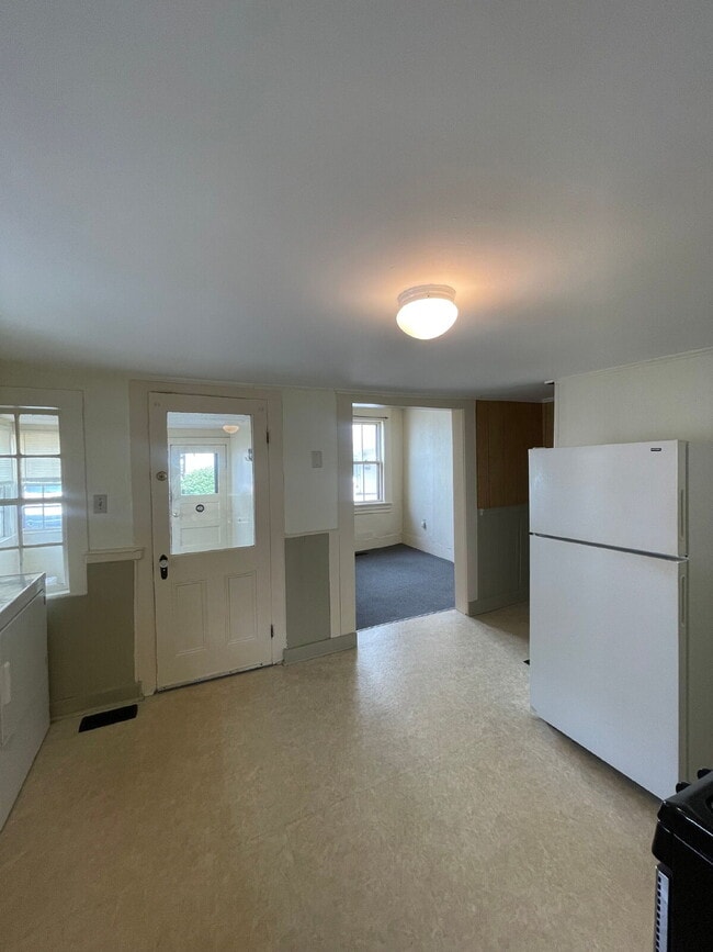 Building Photo - Charming 2 bed, 1 bath - Amesbury, MA! AVA...