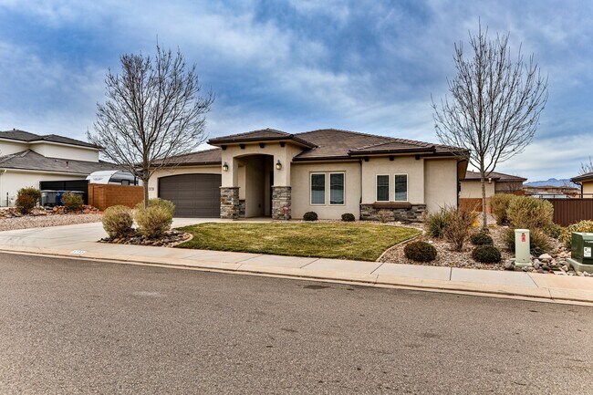 Foto del edificio - Comfort & Style: Spacious 3-Bed, PLUS LARGE OFFICE, 2-Bath Retreat in DESERT CANYON"