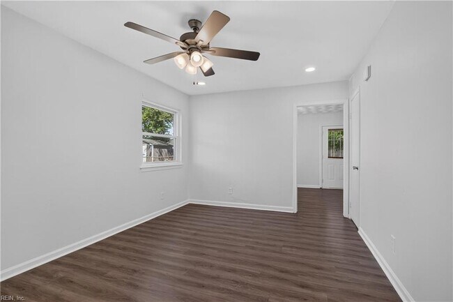 Foto del edificio - 3044 Camelot Blvd
