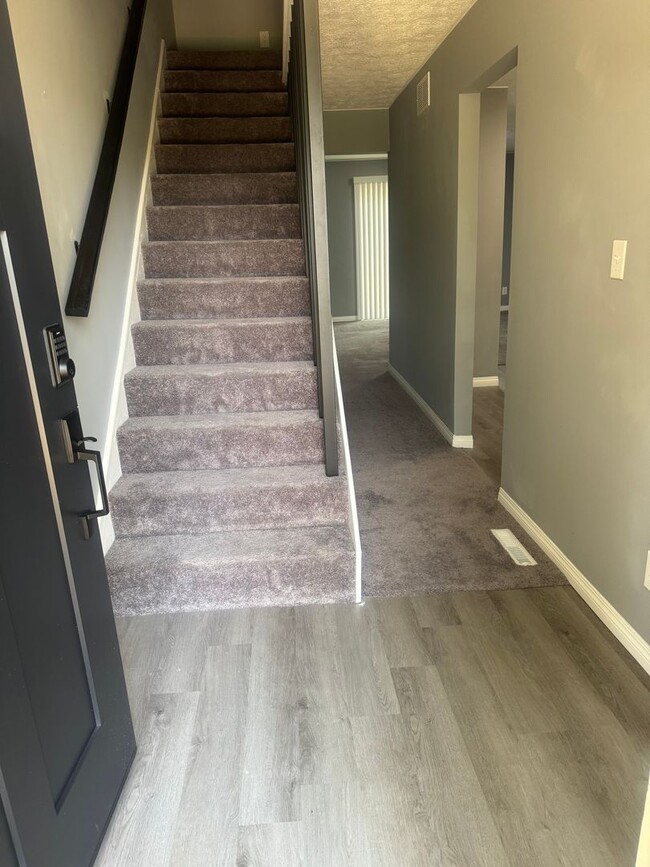 Building Photo - BEAUTIFUL 2 BEDROOM 1.5 BATH SOUTHSIDE PAR...
