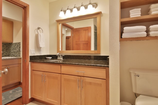 Foto del edificio - 5749 Double Bluff Rd